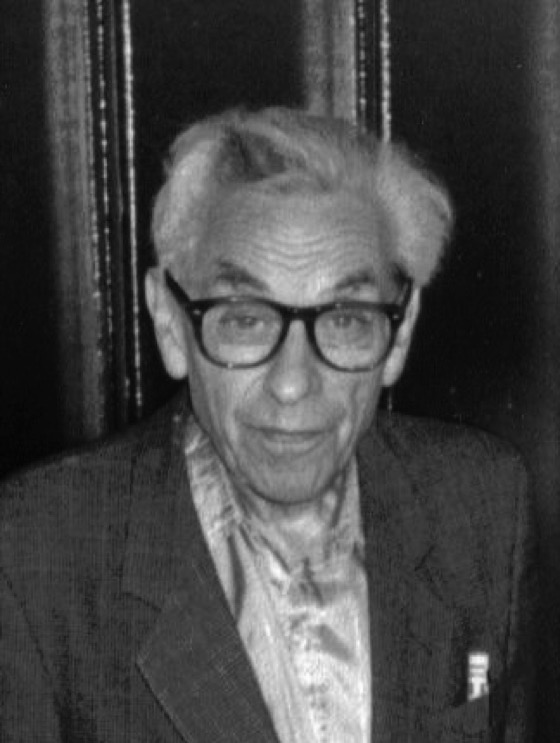Paul Erdős in Budapest, fall 1992: glasses, light jacket, mid-conversation.